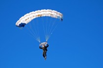 竞彩网入口_2025年NBA赛场激烈冲突，东契奇言辞风波引发施罗德失控遭禁赛三场，经济损失高达29万美元